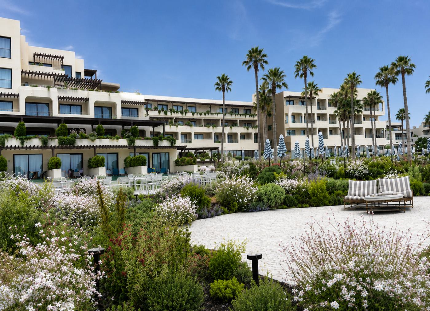 Jardín mediterráneo con palmeras en Punta Bermeja