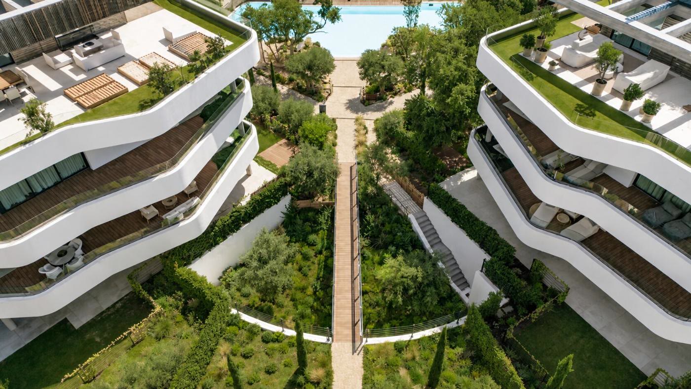 Vista aérea de jardines escalonados en Village Verde